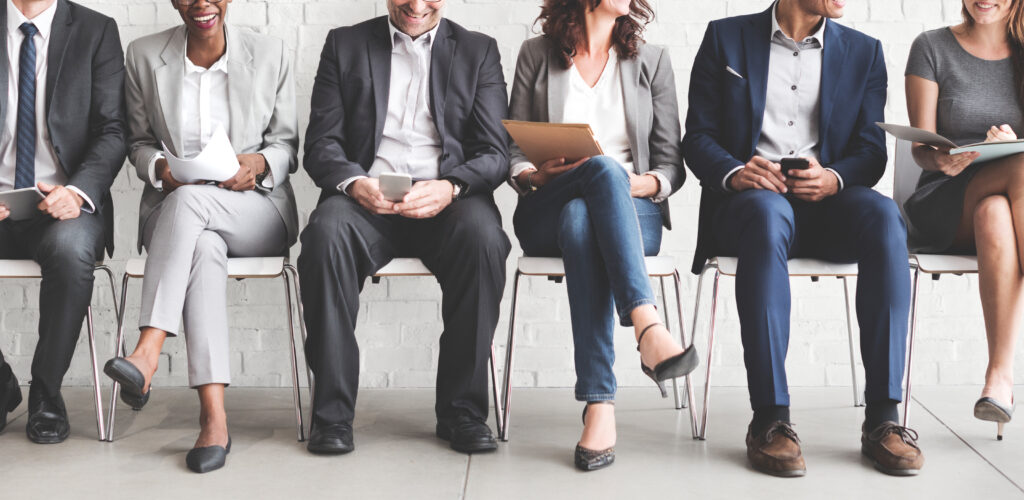 Profisisonais sentados em cadeiras alinhadas ao lado da outra representando o serviço de Gestão de Serviços Humanos