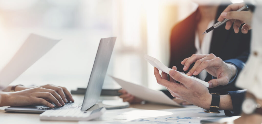 Colegas em um escritório trabalhando, simbola o serviço de Departamento pessoal