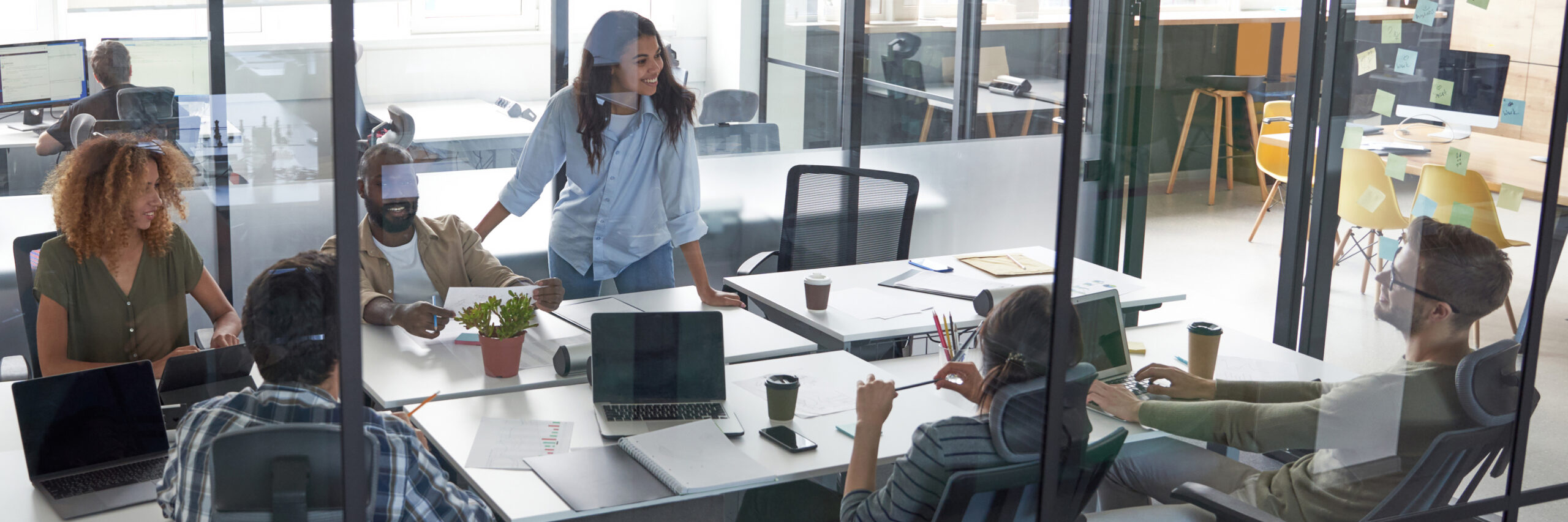 Pessoas em uma reunião trabalhando em um escritório